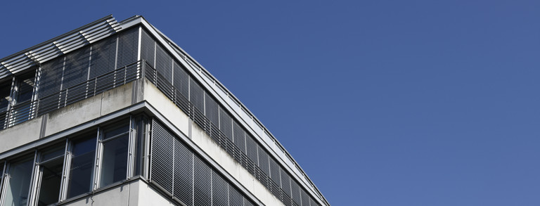 GBIII Sommer Das Gebäude GBIII vor blauem Himmel im Sommer